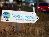 FOTO DE ARCHIVO: Una señal indica el camino hacia un tramo del gasoducto Nord Stream 2 en Lubmin, Alemania, el 10 de septiembre de 2020. REUTERS/Hannibal Hanschke