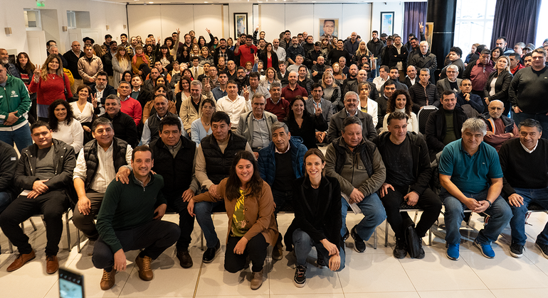 La otra mesa Massa de la provincia de Neuquén, fue más amplia. Se llevó a sectores cercanos a Figueroa y del MPN. Pero tampoco alcanzó para posicionar ni al candidato ni al diputado provincial. Todo se lo llevó Javier Milei. La otra mesa Massa de la provincia de Neuquén, fue más amplia. Se llevó a sectores cercanos a Figueroa y del MPN. Pero tampoco alcanzó para posicionar ni al candidato ni al diputado provincial. Todo se lo llevó Javier Milei.