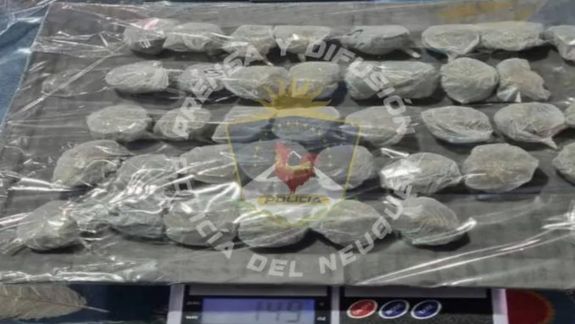 En una de las propiedades allanadas, fueron secuestrados más de un kilo de drogas y casi 10 millones de pesos.