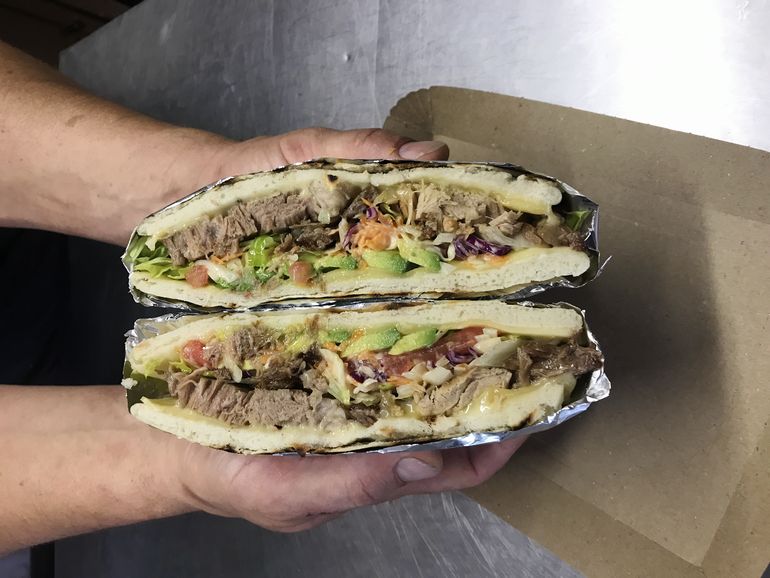 Trua burritos, quesadillas y sándwiches al paso en Neuquén