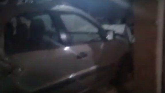Terminó con su camioneta en la cocina de una casa