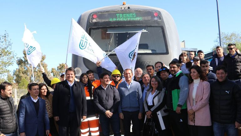 Gaido y Gutiérrez inauguraron dos apeaderos para el tren