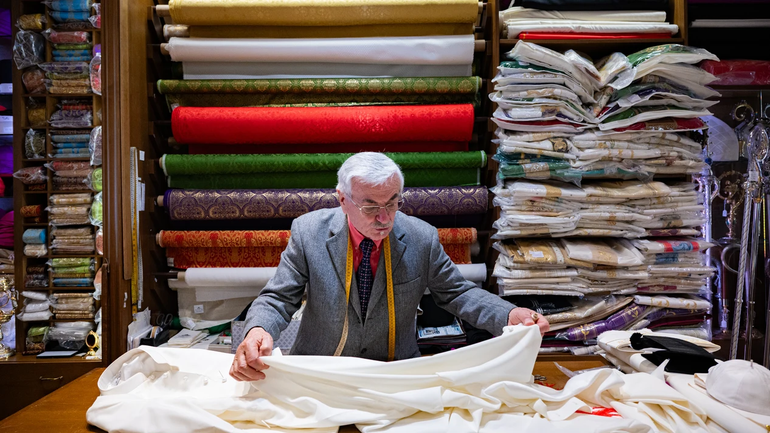 El sastre Raniero Mancinelli, de 86 años, es quien confecciona las vestimentas papales para el Vaticano. El sastre Raniero Mancinelli, de 86 años, es quien confecciona las vestimentas papales para el Vaticano.