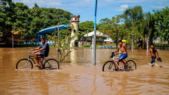 Desbordes e inundaciones en Termas de Río Hondo, tras el incremento de agua que se libera del Dique Frontal de Las Termas de Río Hondo y el crecimiento de las aguas del río Dulce.