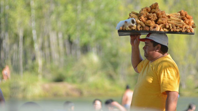 Desde tortas fritas hasta comidas al paso se consiguen en la calle.
