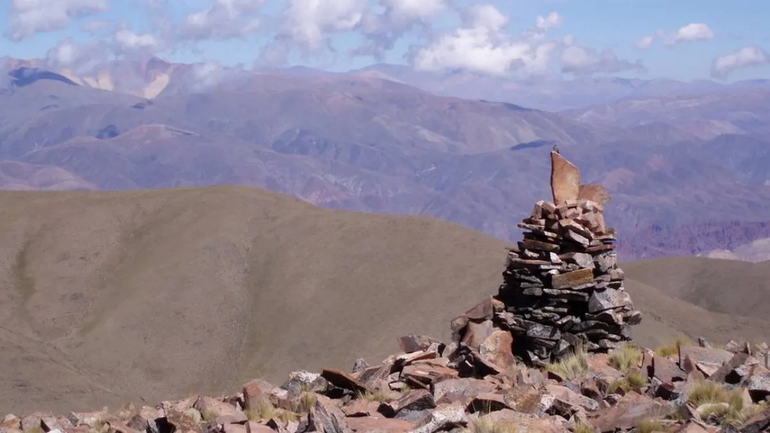Conaf solicita a los visitantes que dejen de apilar piedras en Parques Nacionales