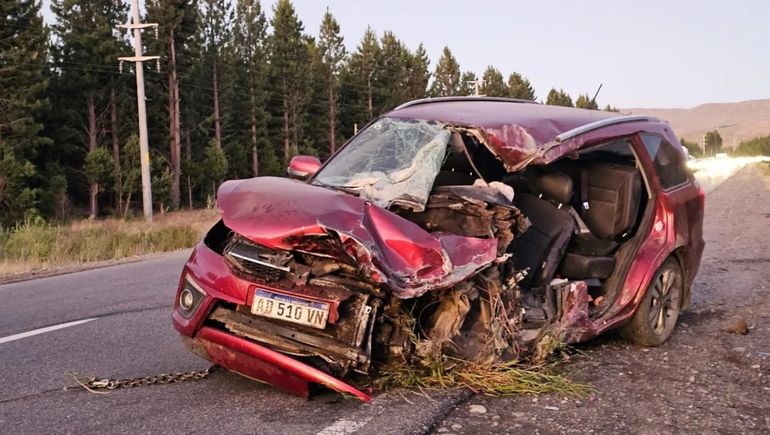 La camioneta quedó destruida por el accidente en Ruta 40