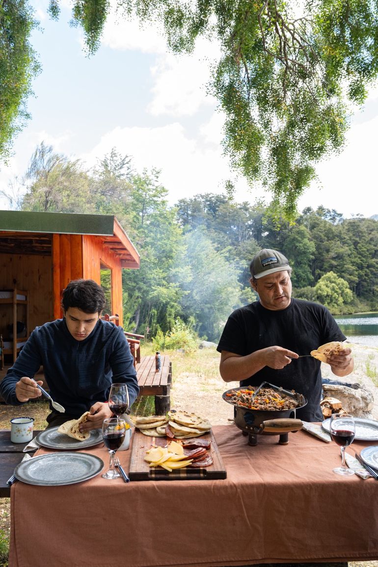 Claudio Abraham y Joaquín, su hijo preparando el almuerzo en el Camping Arika Calfu Claudio Abraham y Joaquín, su hijo preparando el almuerzo en el Camping Arika Calfu