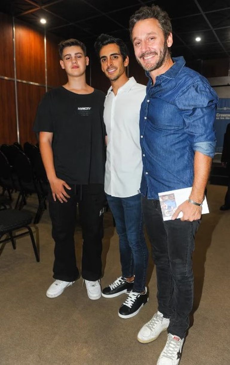 Bautista Vicuña y Guillermo Ardohain, hermano de Pampita, estuvieron al lado del actor en la presentación del libro.