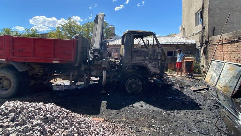 El camión Volkswagen 18 310 se encontraba sin ocupantes al momento de la explosión.