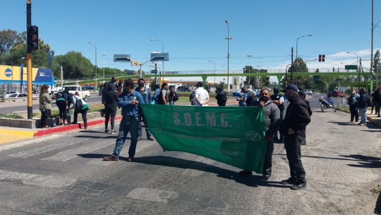 Municipales de Centenario están de paro y cortan la Ruta 7