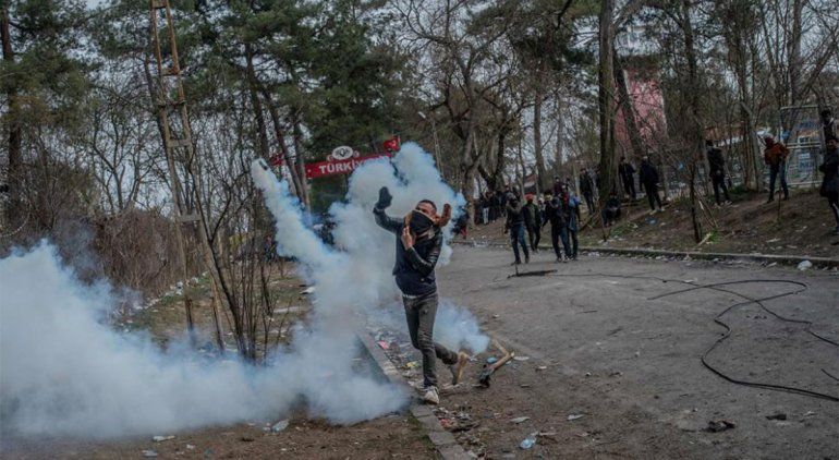 Represión griega a migrantes que buscan cruzar desde Turquía