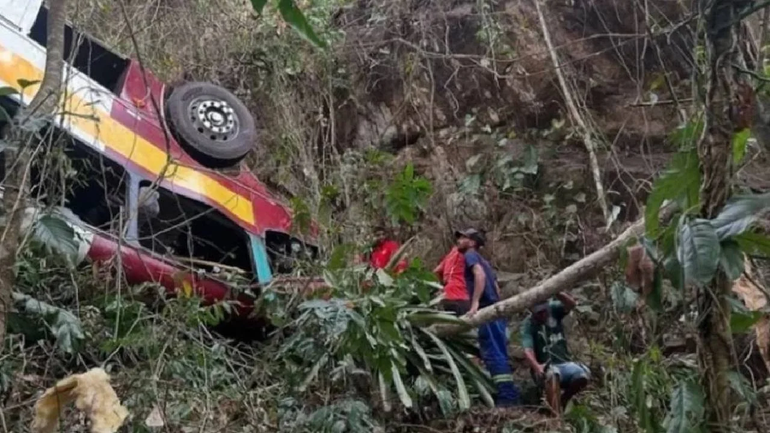 Tragedia en Brasil: al menos 17 muertos tras la caída de un autobús a un precipicio