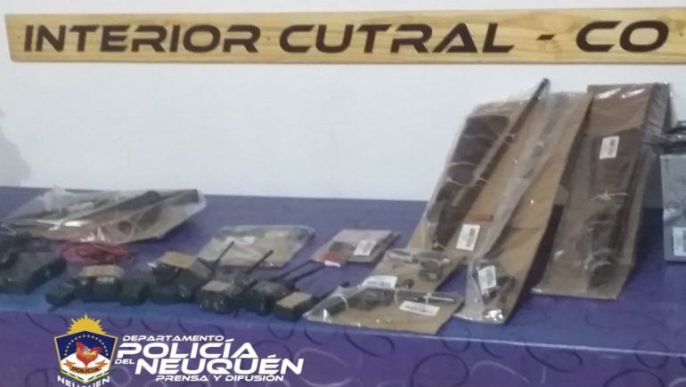 La Policía secuestró un arsenal de armas y municiones en el inmueble allanado.