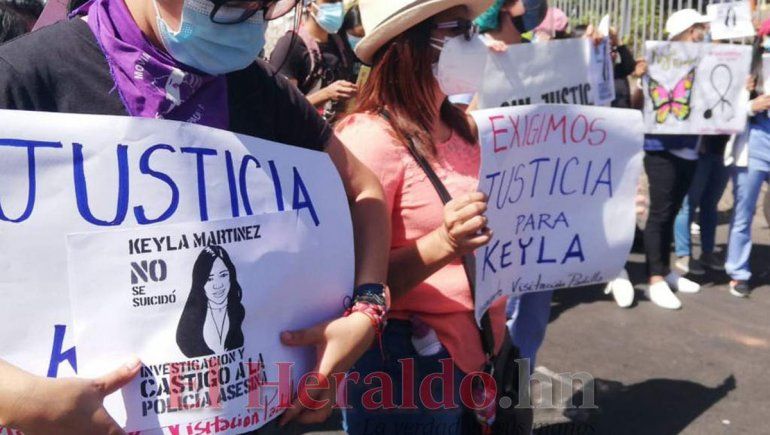 Escándalo por el crimen de una joven en una comisaría