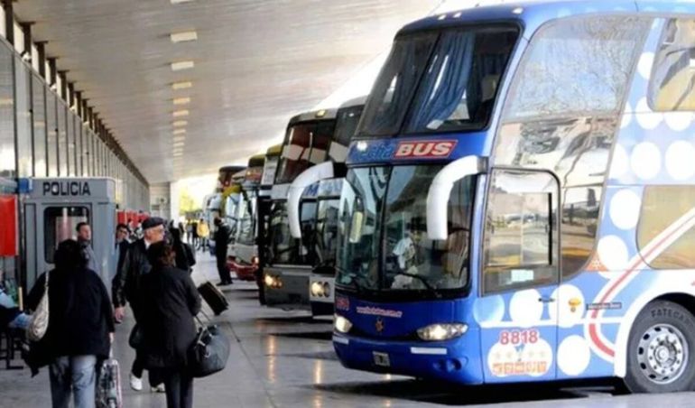 El Gobierno eliminó las compensaciones económicas que recibían las empresas por los pasajes gratuitos de larga distancia.