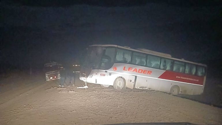 Colectivo colgado en la Ruta 6 con 41 pasajeros varados cerca de Buta Ranquil.
