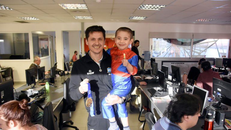El neuquino visitó la redacción con su hijo Jeremías y se mostró emocionado por el logro y el apoyo de su familia para poder alcanzarlo.