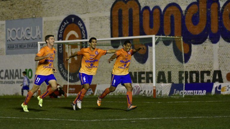 Los jugadores de Deportivo Roca festejan la apertura del marcador en el cierre del primer tiempo tras un gol en contra de Manolo Berra.