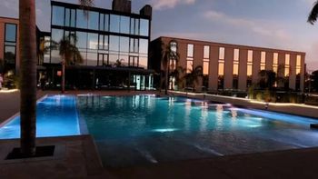 El lujoso hotel contará con dos piscinas climatizadas, entre otros chiches y confort. El lujoso hotel contará con dos piscinas climatizadas, entre otros chiches y confort.