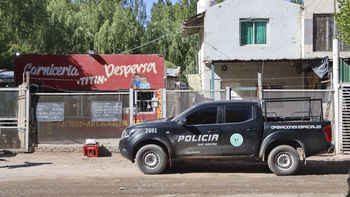 El frente de la despensa donde ocurrió el drama. Foto Anahí Cárdena. El frente de la despensa donde ocurrió el drama. Foto Anahí Cárdena.