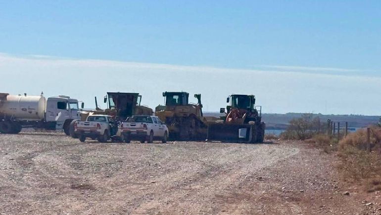 Las máquinas ingresaron al istmo de mari Menuco