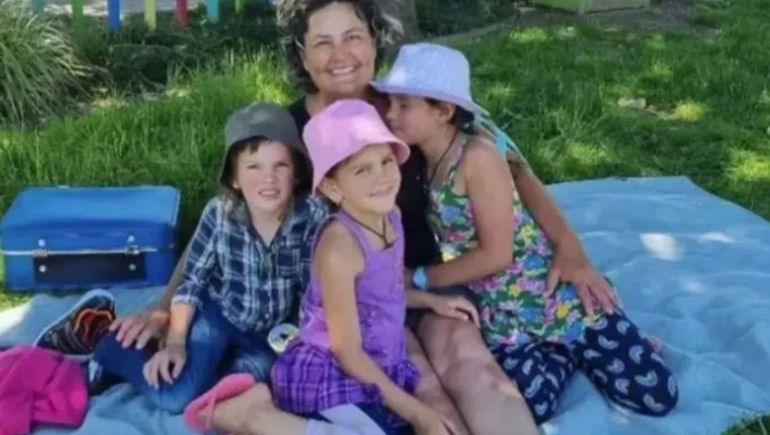 La madre de los niños expresó su alivio al reencontrarse con sus hijos tras casi cuatro años de incertidumbre. La madre de los niños expresó su alivio al reencontrarse con sus hijos tras casi cuatro años de incertidumbre.