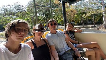 pampita vuelve a viajar de canje con un numeroso grupo de amigos pampita vuelve a viajar de canje con un numeroso grupo de amigos