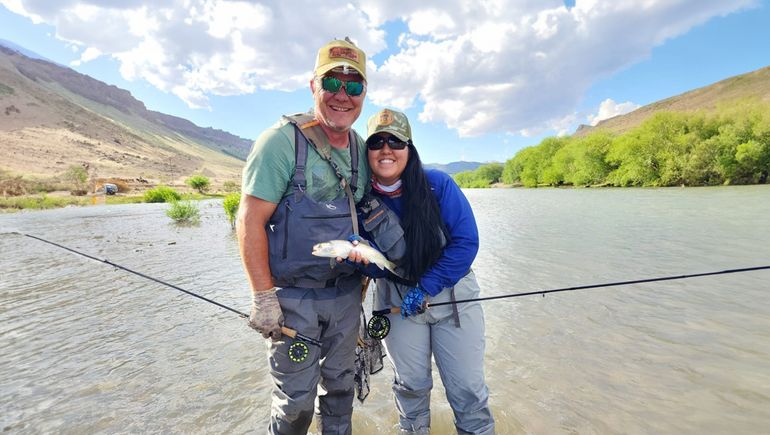 El carpintero francés y su novia del norte neuquino que tienen un lodge de pesca