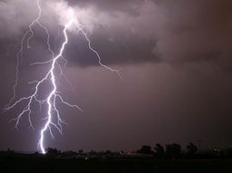 La tormenta eléctrica de este viernes provocó dos focos de incendio en Bariloche. La tormenta eléctrica de este viernes provocó dos focos de incendio en Bariloche.