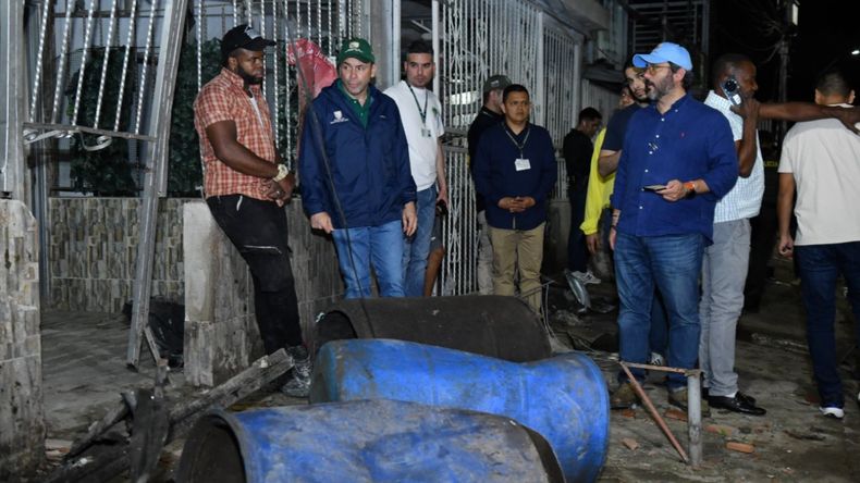 La Policía Metropolitana de Cali precisó que el explosivo fue detonado a control remoto al paso de dos patrullas.