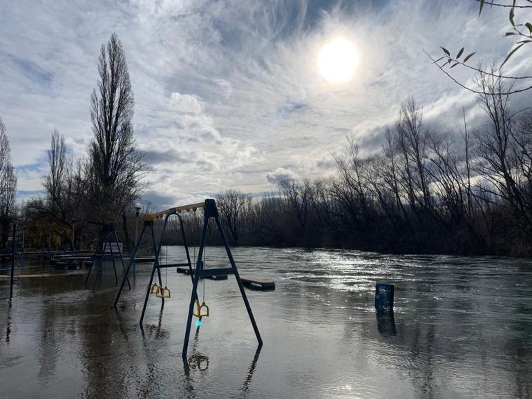 La crecida del río Neuquén hizo subir los caudales en Centenario y Vista Alegre. El Paseo Costero de esa ciudad quedó casi por cmpleto bajo agua.