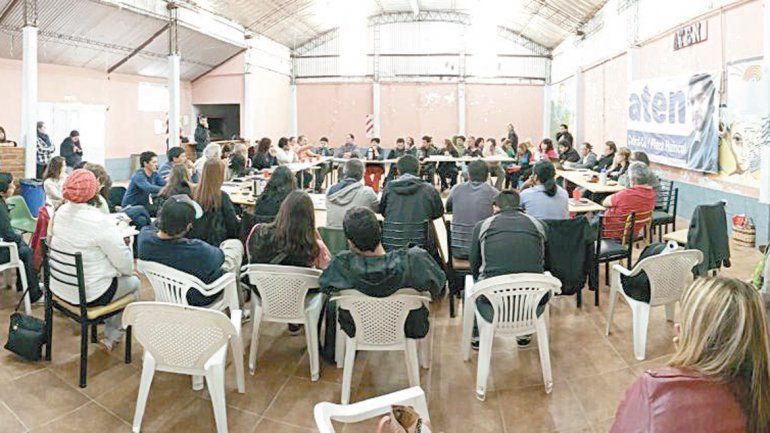 Dirigentes del sindicato docente ATEN deliberaron ayer en Cutral Co.