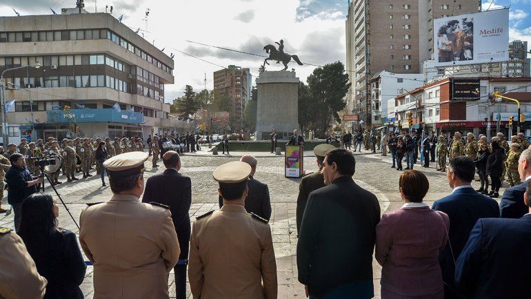 Con un sencillo acto recordaron al Padre de la Patria en el monumento