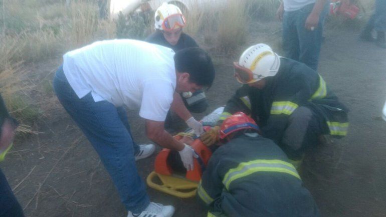 Se despistó y chocó contra el alambrado en un camino rural