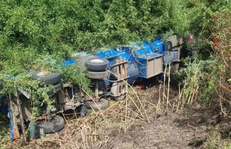 Está cerrado el paso Cardenal Samoré: desbarrancó un camión que transportaba gas