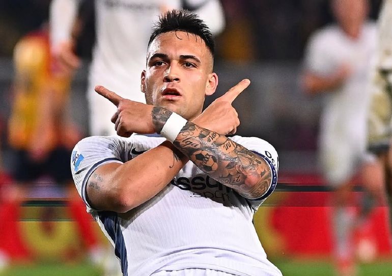 Lautaro Martínez festeja su golazo para Inter contra Lecce en Italia. 
