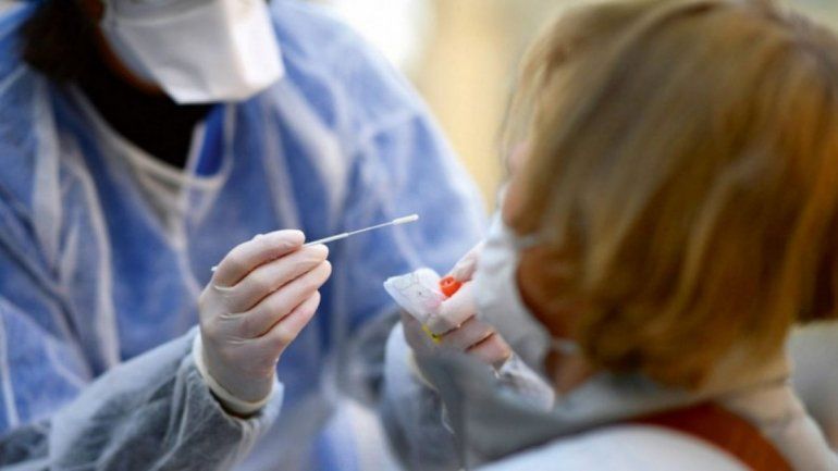 Coronavirus: la hisoparon y le perforaron el cerebro