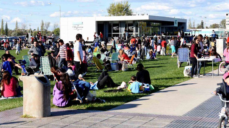 Después del frío y la lluvia, una multitud se volcó al paseo costero