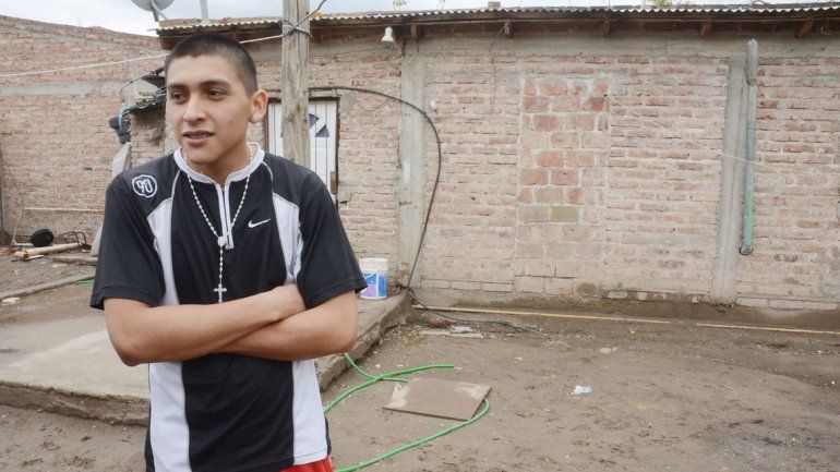 Las ventanas tapiadas de la casa de Yapura por los constantes tiroteos.