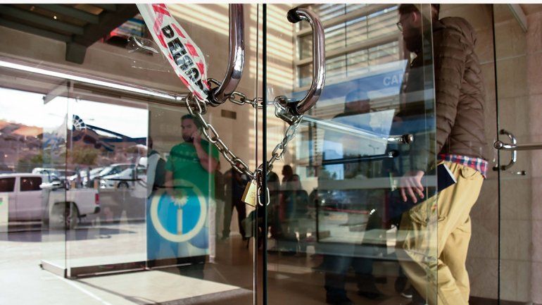 Empleados de maestranza bloquean acceso al Ministro de Salud