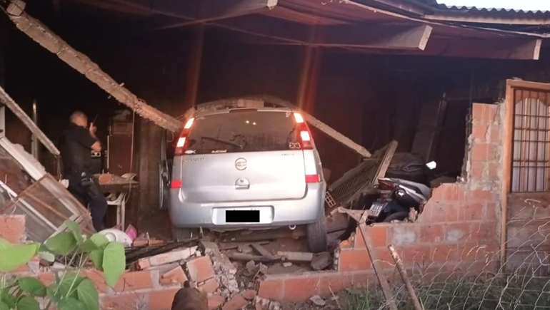 Manejaba borracho, incrustó el auto en una casa y mató a dos nenes