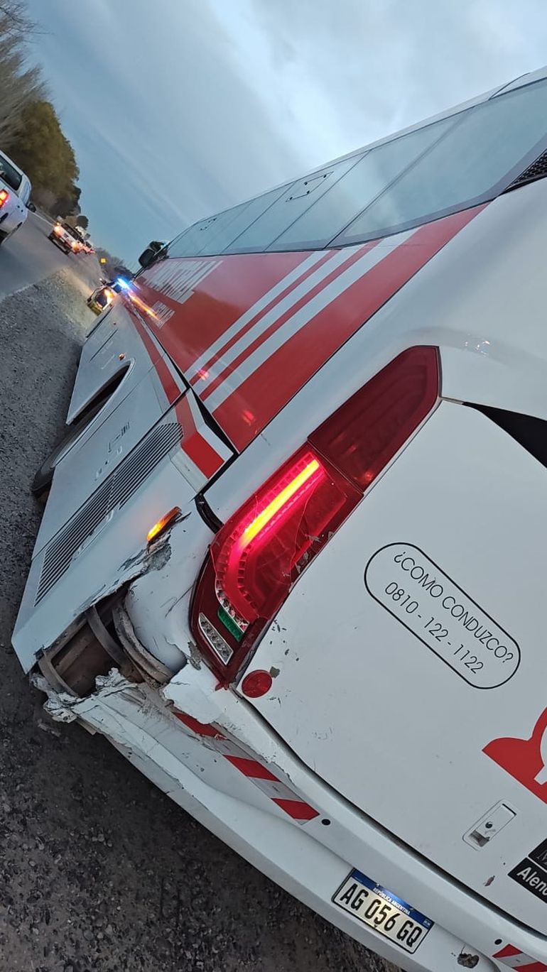 El colectivo que trasladaba a 25 trabajadores petroleros de YPF recibió un impacto en el lateral trasero izquierdo. El colectivo que trasladaba a 25 trabajadores petroleros de YPF recibió un impacto en el lateral trasero izquierdo.