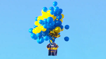 Boca envió al cielo una camiseta con el nombre de Miguel Ángel Russo. Boca envió al cielo una camiseta con el nombre de Miguel Ángel Russo.