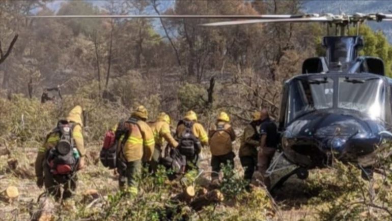 El combate al fuego en el brazo sur del lago Menéndez se realiza con apoyo de cinco medios aéreos: dos helicópteros y tres aviones hidrantes. El combate al fuego en el brazo sur del lago Menéndez se realiza con apoyo de cinco medios aéreos: dos helicópteros y tres aviones hidrantes.