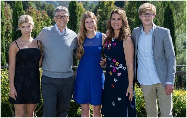 Bill Gates y Melinda junto a sus tres hijos