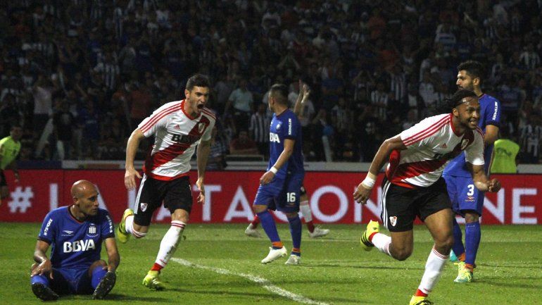 El ecuatoriano celebra el gol que le dio la victoria a River. Los de Gallardo consiguieron su segundo triunfo y quedaron en la punta.