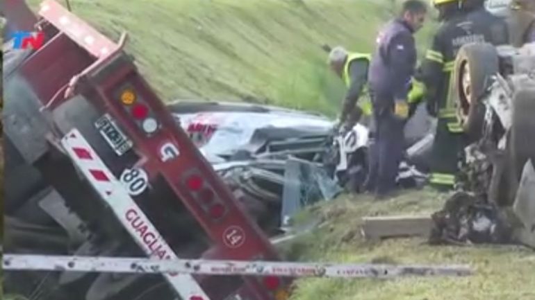 El acoplado del camión cayó encima del auto y mató a dos personas. El acoplado del camión cayó encima del auto y mató a dos personas.