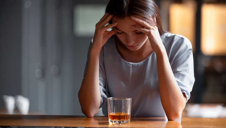 Estrés: las mujeres caen más en el alcohol que los hombres