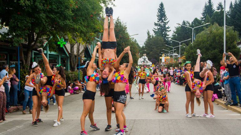 La avenida Arrayanes ofreció color y música en el desfile de carrozas.&nbsp;